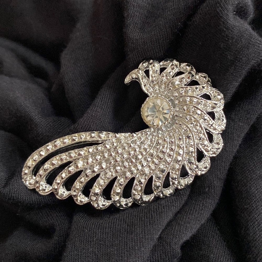 Vintage Silver tone Pin with a Rhinestone